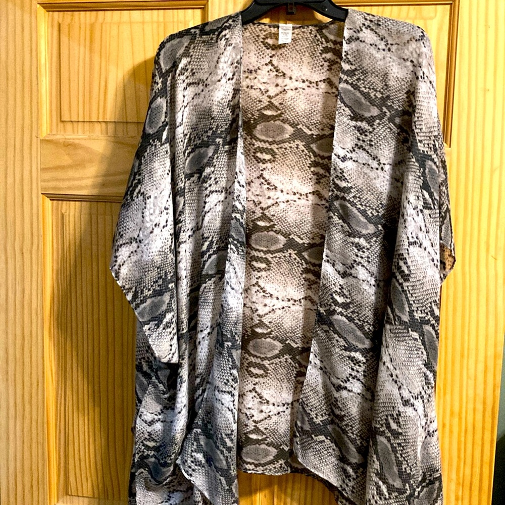 🔥3/$10 snakeskin kimono